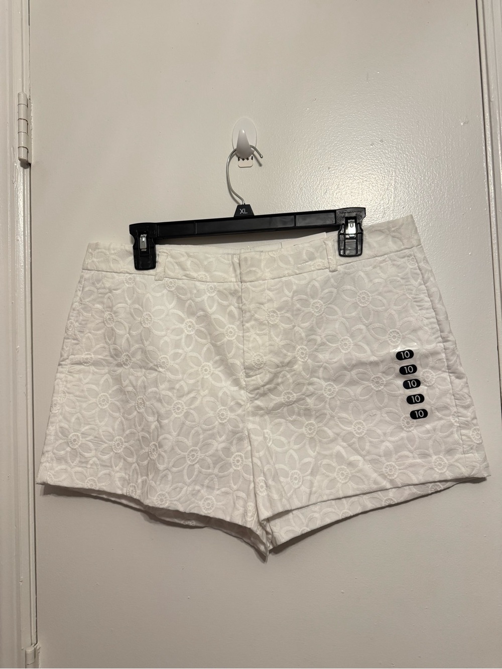 Elle Women's Embroidered White Flower Chino Shorts in size 10